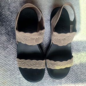 Skechers Women’s Size 8 Taupe Knit Comfort Slides Sandals